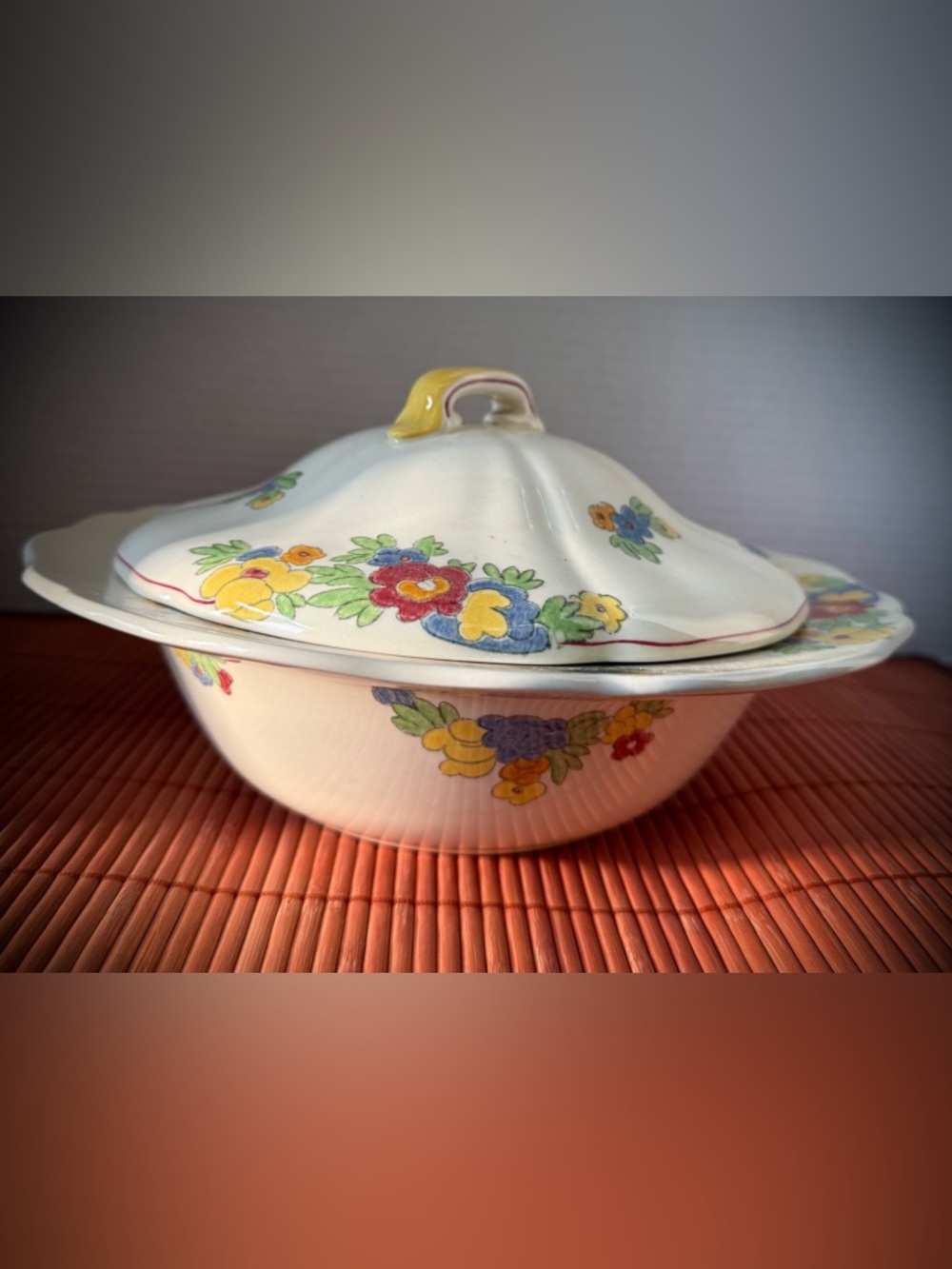 Royal Doulton Minden D5334 serving  bowl with lid. EVC
